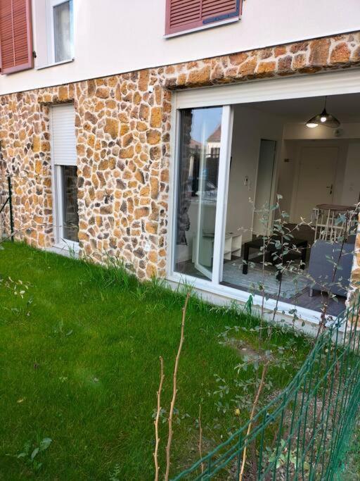 Appartement F2 de haut standing en hypercentre avec jardin privé à 270 m de la Gare de MANTES ! Exterior foto