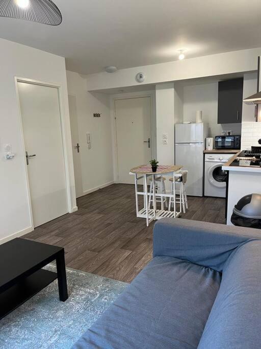 Appartement F2 de haut standing en hypercentre avec jardin privé à 270 m de la Gare de MANTES ! Exterior foto