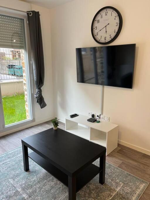 Appartement F2 de haut standing en hypercentre avec jardin privé à 270 m de la Gare de MANTES ! Exterior foto