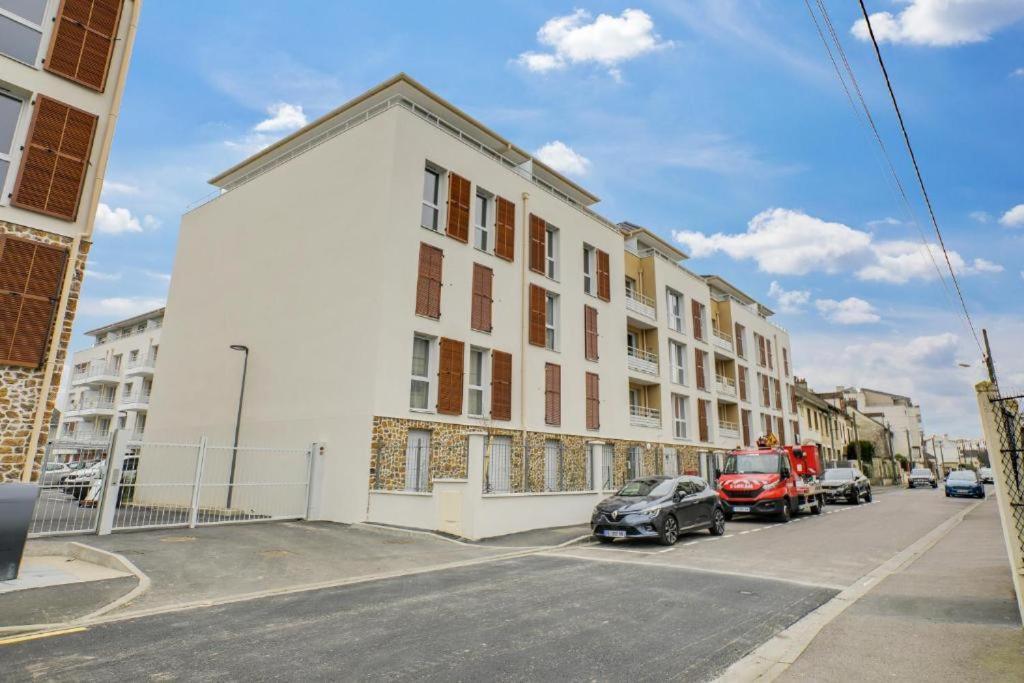 Appartement F2 de haut standing en hypercentre avec jardin privé à 270 m de la Gare de MANTES ! Exterior foto
