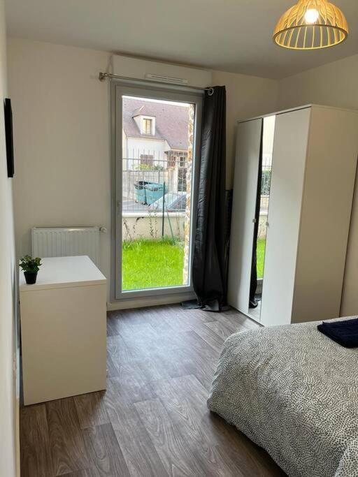 Appartement F2 de haut standing en hypercentre avec jardin privé à 270 m de la Gare de MANTES ! Exterior foto