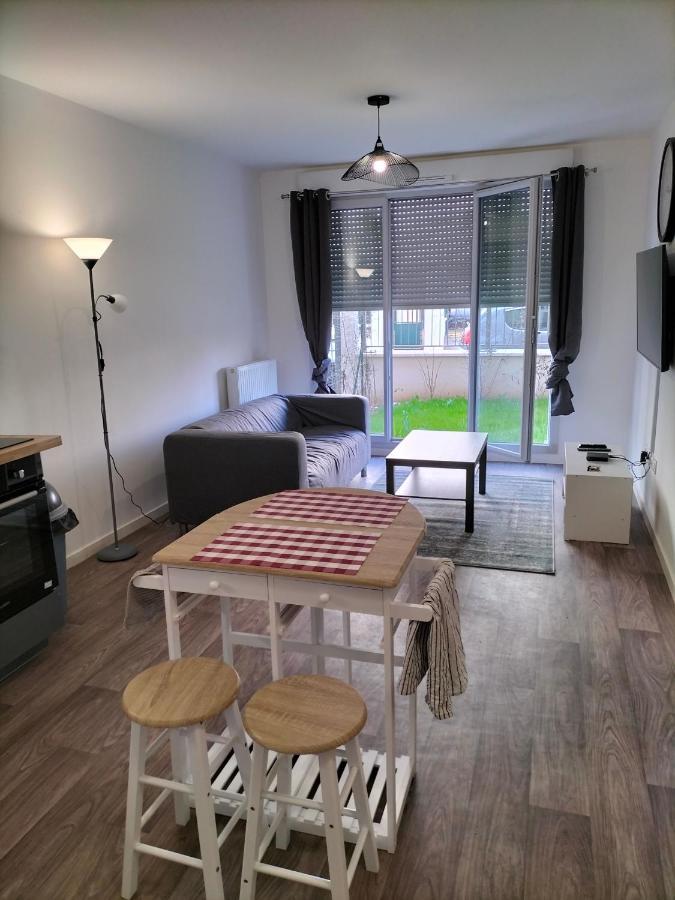 Appartement F2 de haut standing en hypercentre avec jardin privé à 270 m de la Gare de MANTES ! Exterior foto