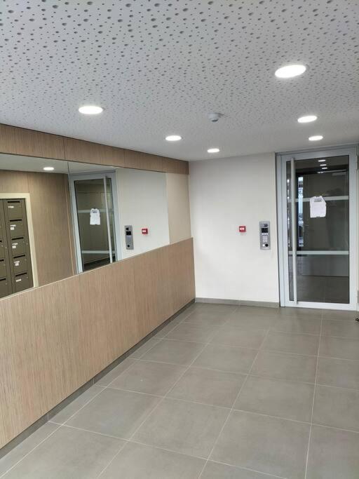 Appartement F2 de haut standing en hypercentre avec jardin privé à 270 m de la Gare de MANTES ! Exterior foto