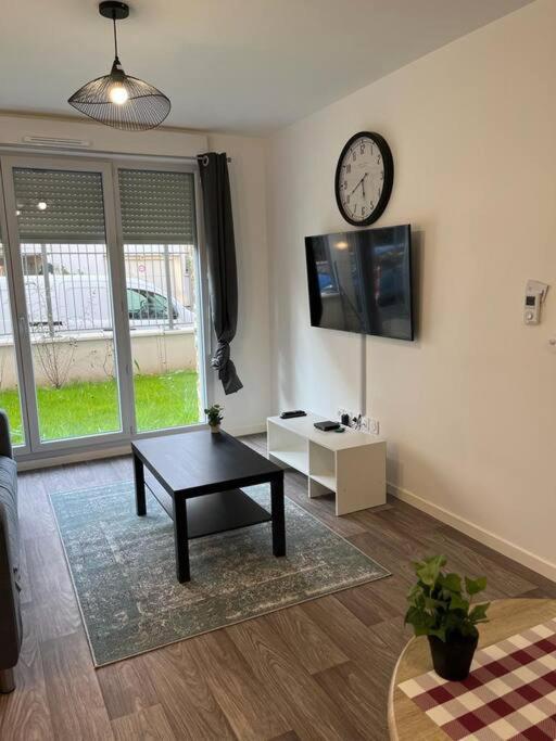 Appartement F2 de haut standing en hypercentre avec jardin privé à 270 m de la Gare de MANTES ! Exterior foto